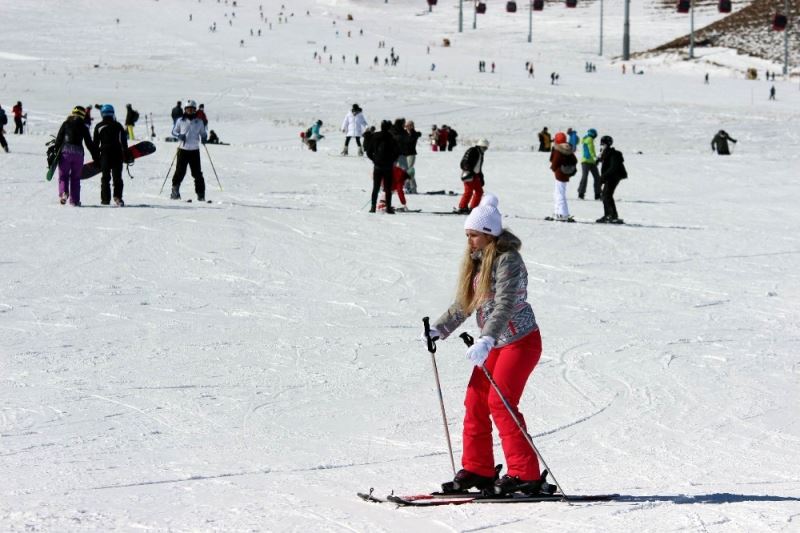 Erciyes’te kar kalınlığı 2 metreye yaklaştı, pistler tatilcilerle doldu
