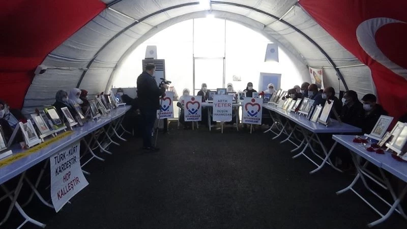 HDP önündeki aileler kararlılıkla evlatlarından gelecek haberi bekliyor
