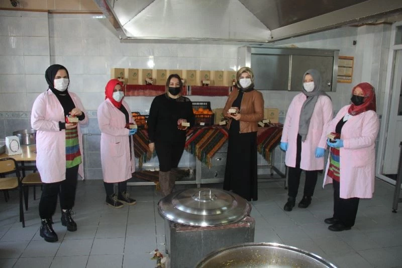 Ev hanımlarının ürettiği mandalina reçelleri sofraları süslüyor
