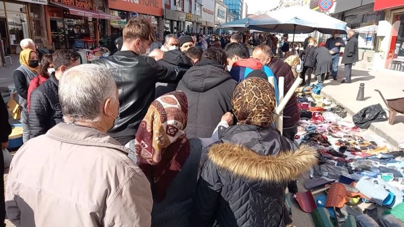 Ücretsiz maskeyi duyan koştu: İzdiham yaşandı

