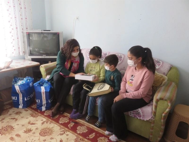 Vali Gürel’in eşi derslerinde başarılı olan 4 kardeşe tablet hediye etti

