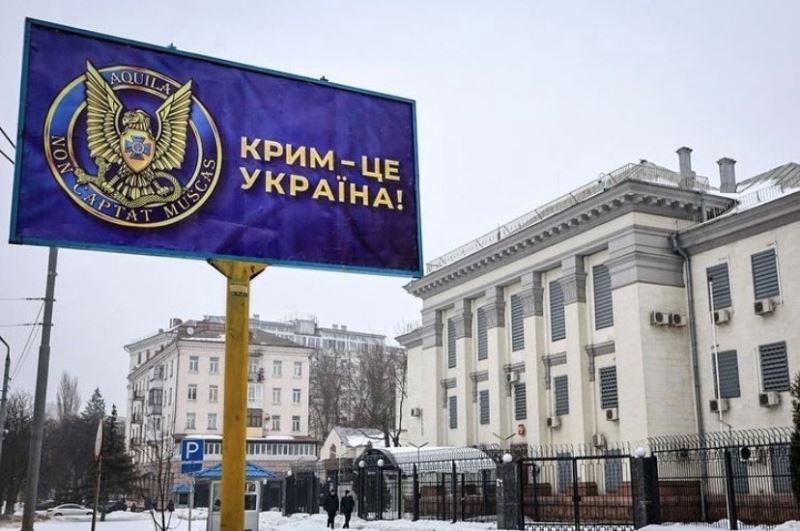 Ukrayna’da Rusya Büyükelçiliği önündeki reklam panolarına 