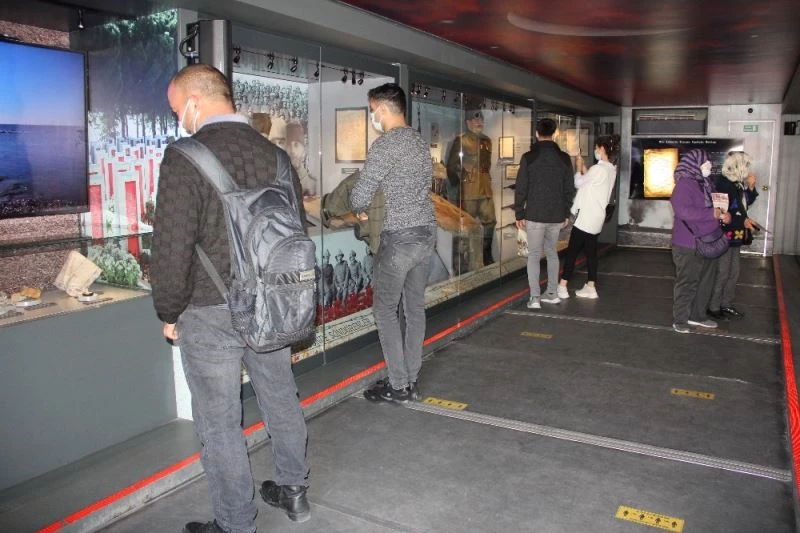 Çanakkale Savaşları Mobil Müzesi Mersinlileri duygulandırdı
