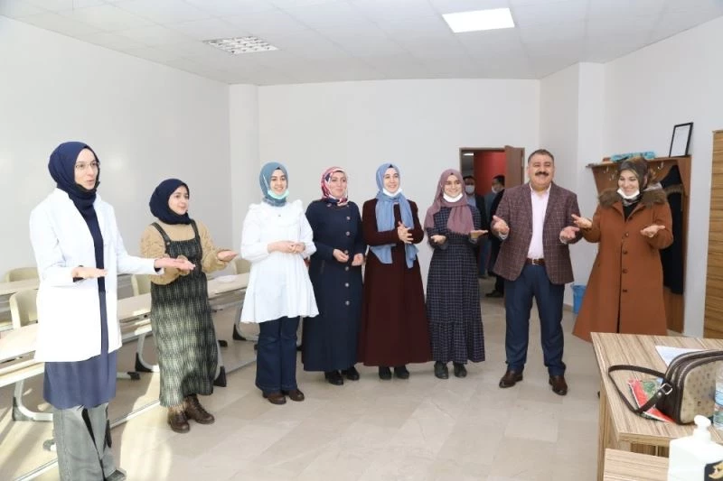 Palandöken Belediyesi kursiyerlerinden Cumhurbaşkanı Erdoğan’a işaret diliyle ‘Seni Seviyoruz’ mesajı
