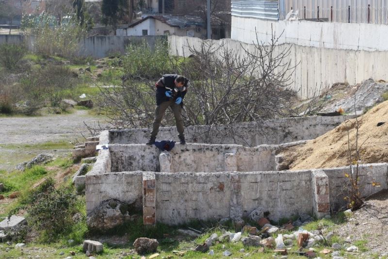 Antalya’da etrafı duvarlarla örülü boş arazide erkek cesedi bulundu
