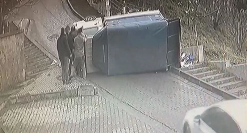 Kağıthane’de kamyonetin devrilme anı kamerada
