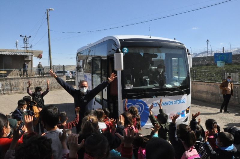 Şırnak’ta köy çocukları ’motivasyon otobüsü’ ile stres attı
