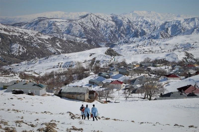 Karlı yolları aşıp, Paşa dedenin aşışını yaptılar
