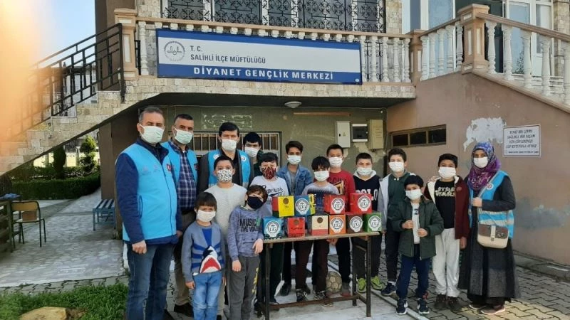 Kuşlar için yuva yapıp, ağaçlara astılar
