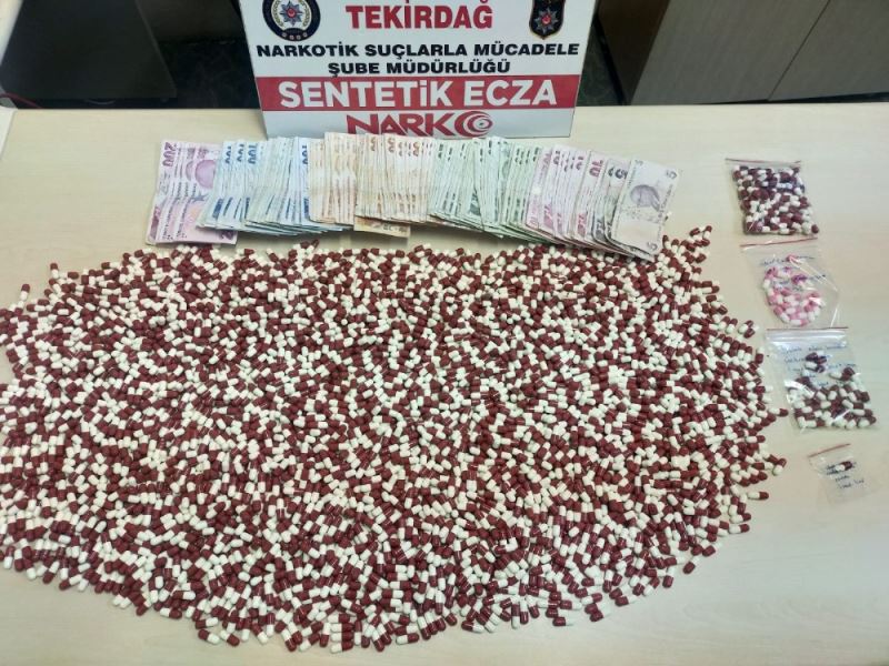 Tekirdağ’da 3 bin 578 adet ecza hap ve 19 bin 716 lira ele geçirildi
