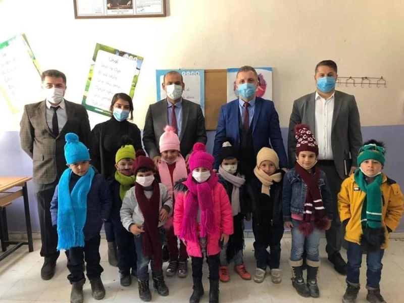 Uludere Kaymakamı Solmaz’dan öğrencilere atkı ve bere hediyesi
