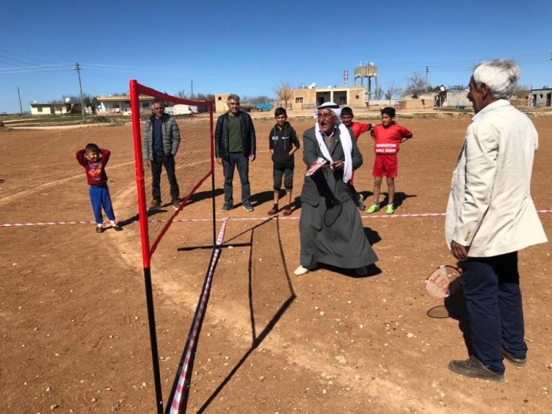 Mardin’de köylülerden şalvarlı ve fistanlı badminton maçı
