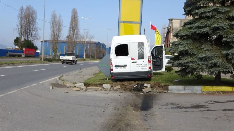 Refüje çıkan araç tabelaya çarparak durabildi: 1 yaralı
