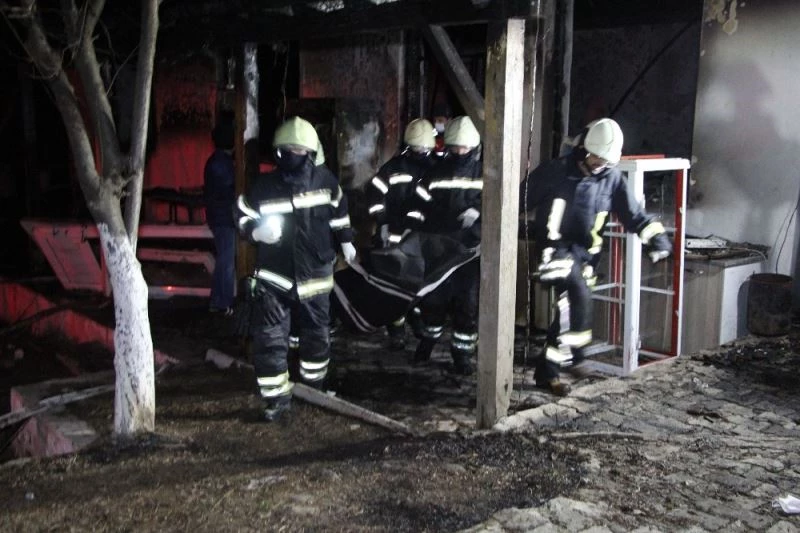 Eğlenmek için geldikleri restoranda yanarak ölen 3 kişinin cenazeleri çıkartıldı
