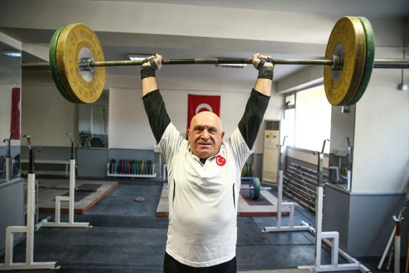 Adanalı halterci, yarım asırlık kariyerine dünya şampiyonluğu eklemek istiyor