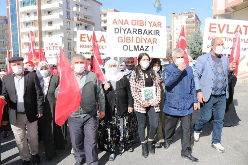 HDP önündeki ailelerin çığlığı her geçen gün büyüyor
