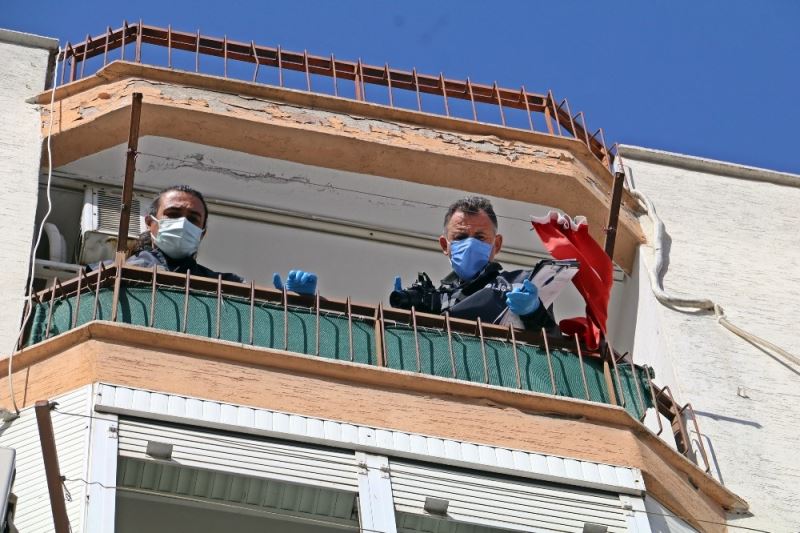 Beşinci kattan düşen adam alt katların balkonlarındaki çamaşır telleri sayesinde hayatta kaldı
