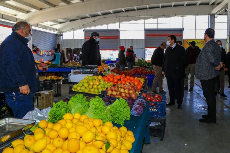 Başkan Çakın, pazar esnafının dertlerini yerinde dinledi
