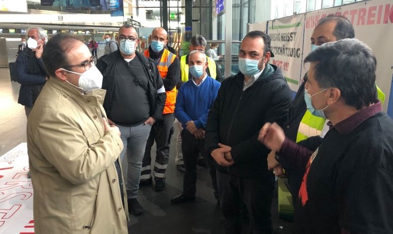 Almanya’da Türk Başkonsolos Tunçer, açlık grevindeki Türk işçileri ziyaret etti
