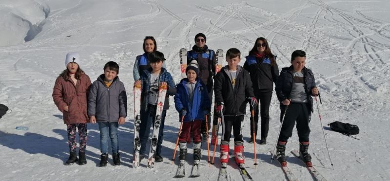 Hakkari polisi çocukları kayak merkezinde sevindirdi

