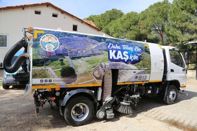 Kaş Belediyesine hibe yol süpürme aracı
