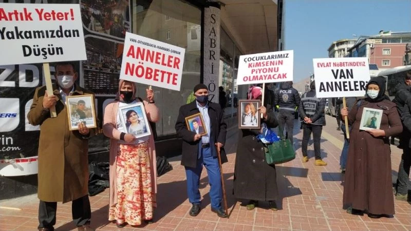 Van anneleri terör örgütünün elindeki evlatları için yürüdü
