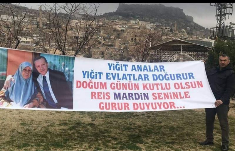 Mardin’de esnaf Cumhurbaşkanı Erdoğan’ın doğum gününü pankart açarak kutladı
