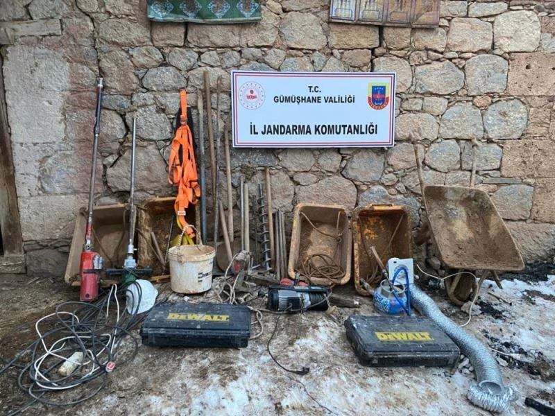 Definecilere suçüstü: Evin altında 12 metre derinliğinde tünel açtılar
