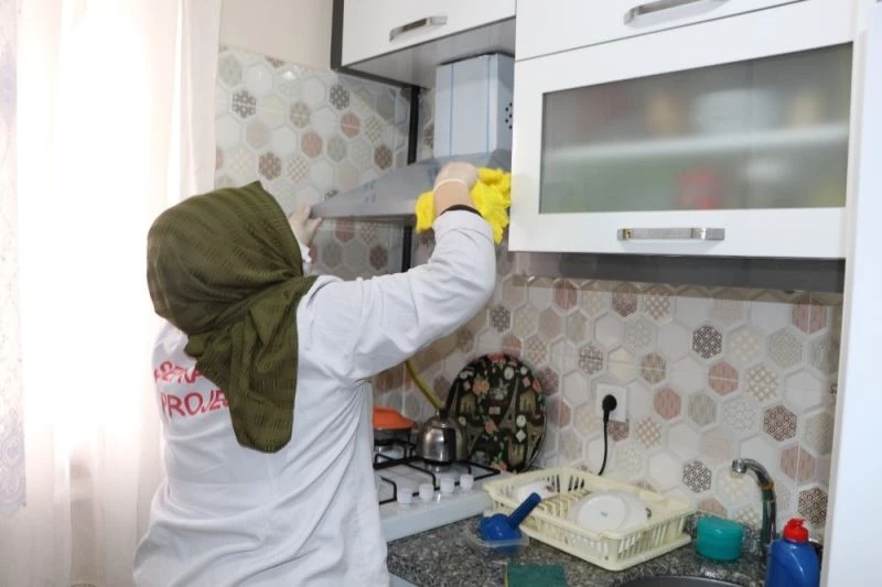 Sultanbeyli’de Şefkat Eli projesi kapsamında 641 bin TL bütçeyle 2 bin hane temizliği ve yüzlerce tadilat gerçekleştirildi
