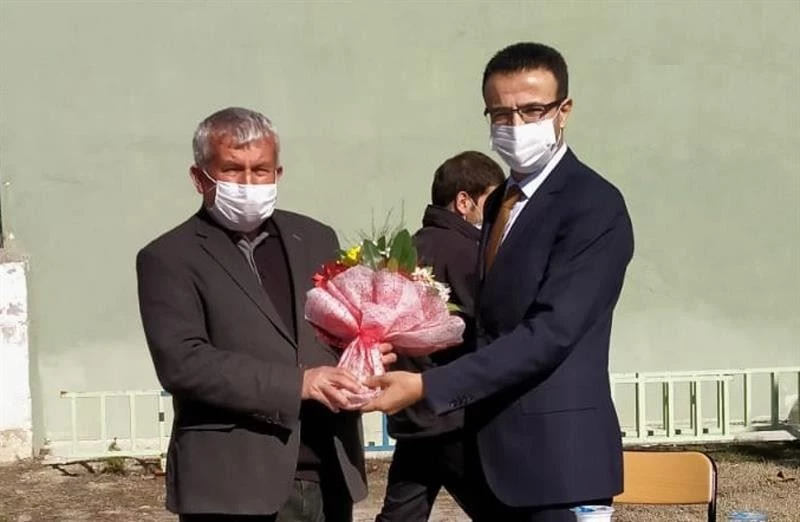 Kaymakam Akpay’dan 46 yıllık öğretmene başarı belgesi
