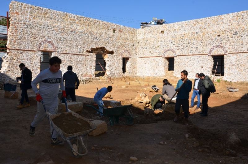 Alanya Gülevşen Camii’nde zemin kazısı devam ediyor
