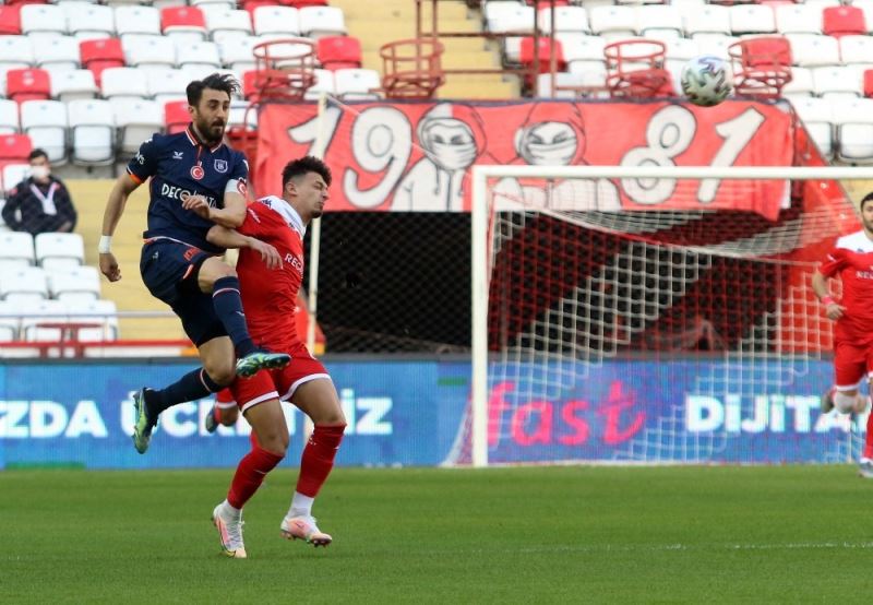 Süper Lig: FT Antalyaspor: 0 - Medipol Başakşehir: 0 (İlk yarı)
