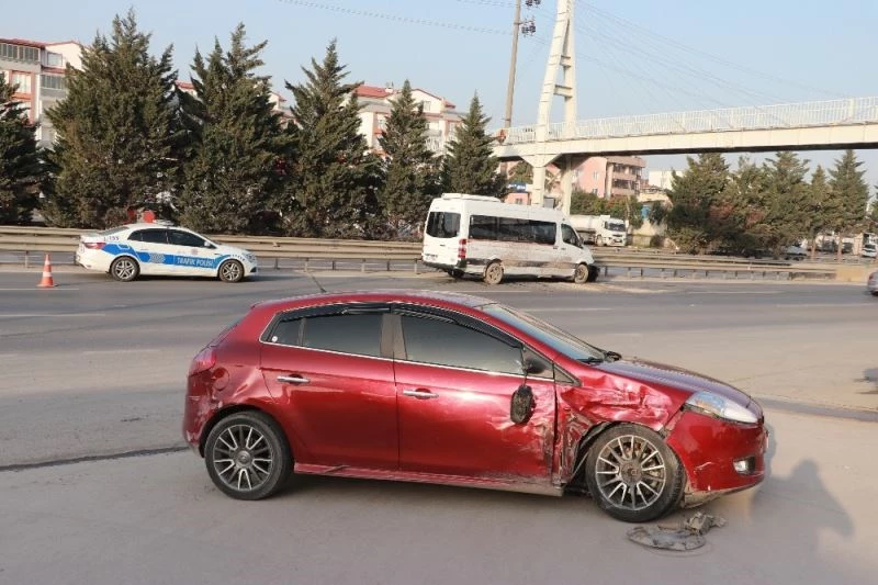 Kısıtlamada gezerken servis minibüsüne çarpıp kaçtılar
