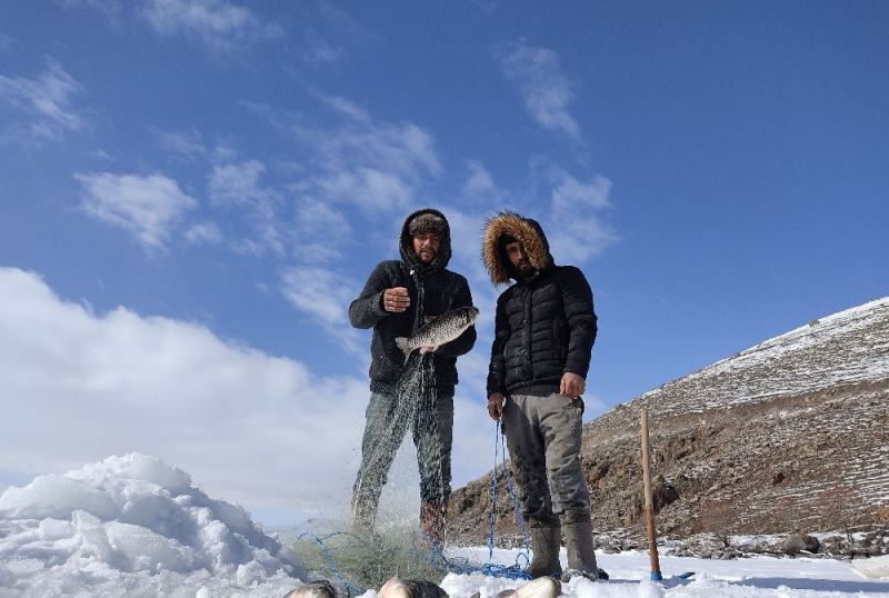 Çıldır Gölü’nde ‘Eskimo’ usulü balık avı
