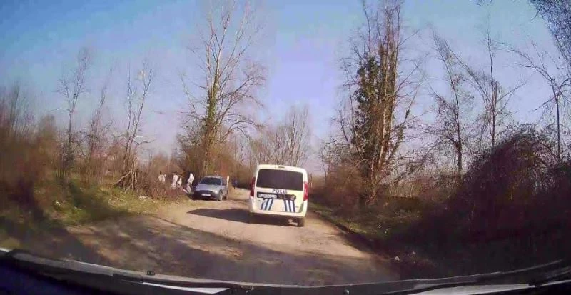 Hava sıcaklığını fırsat bilenler yeşil alanlara çıktı, polis gelince apar topar kaçtı
