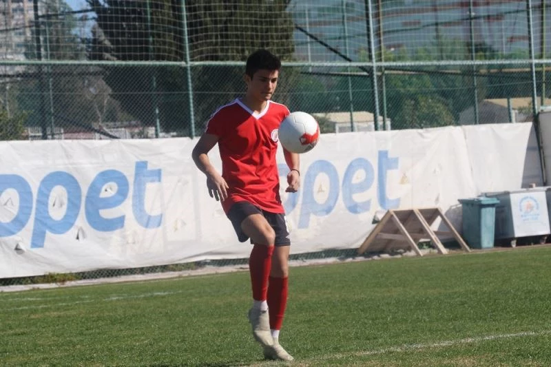 Kemoterapi alırken bile kramponunu yanından ayırmadı
