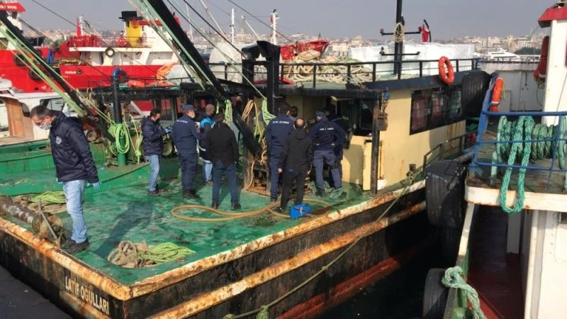 Dalgıçlar denize atılan trol kapılarını tek tek çıkardı
