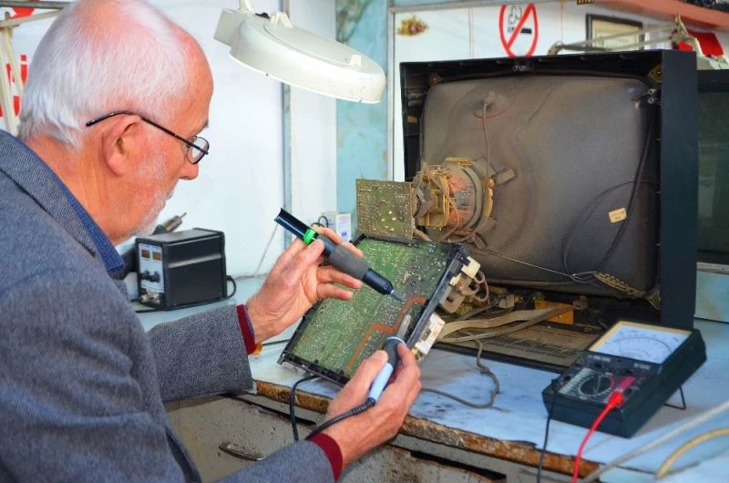 Yarım asırdır radyo ve televizyonları onarıyor
