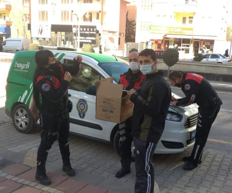 Kanadı kırık Serçe’ye polis şefkati
