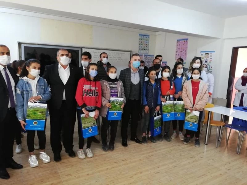 Şenoba Belde Belediye Başkanı Babat’tan eğitime tam destek
