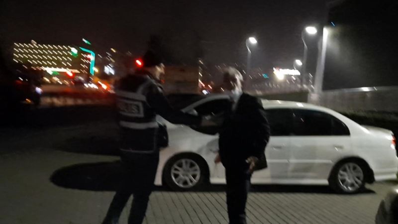 (Özel) Alkollü sürücü aracını bağlatmamak için kaputa oturup polislere direndi
