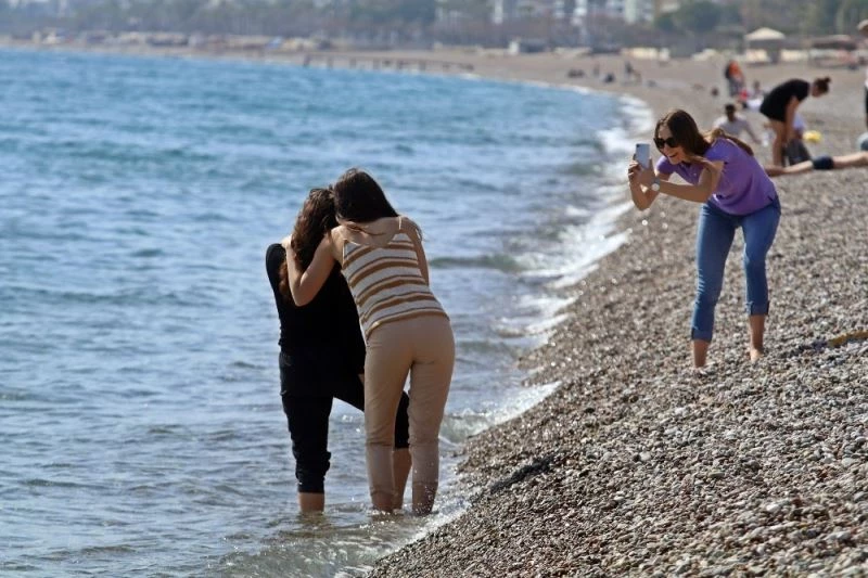 Şubatın son günü kısıtlamadan muaf turistlerin deniz keyfi
