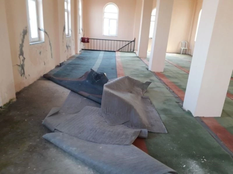 1.5 yıldır kullanılamayan köy camisinin döşemesi ve halıları çürüdü
