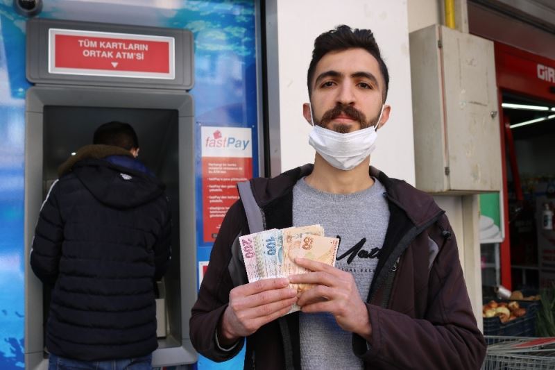 İşsiz genç ATM’de bulduğu parayı banka yetkililerine teslim etti
