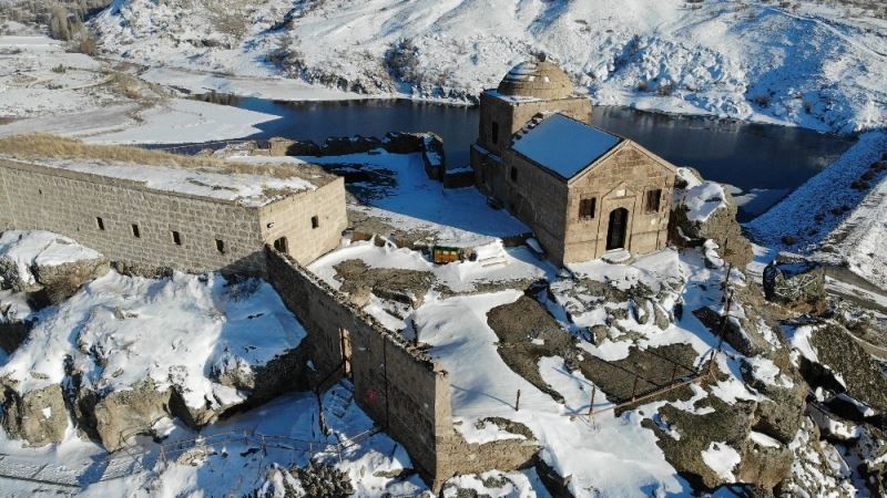 Dik kayalar üzerine inşa edilen Yüksek Kilise görüntüsüyle büyülüyor
