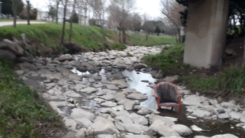 Koltuğun dereye atıldığını gören sporcular isyan etti
