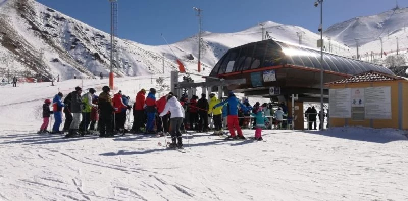 Palandöken’de pistler tatilcilere kaldı
