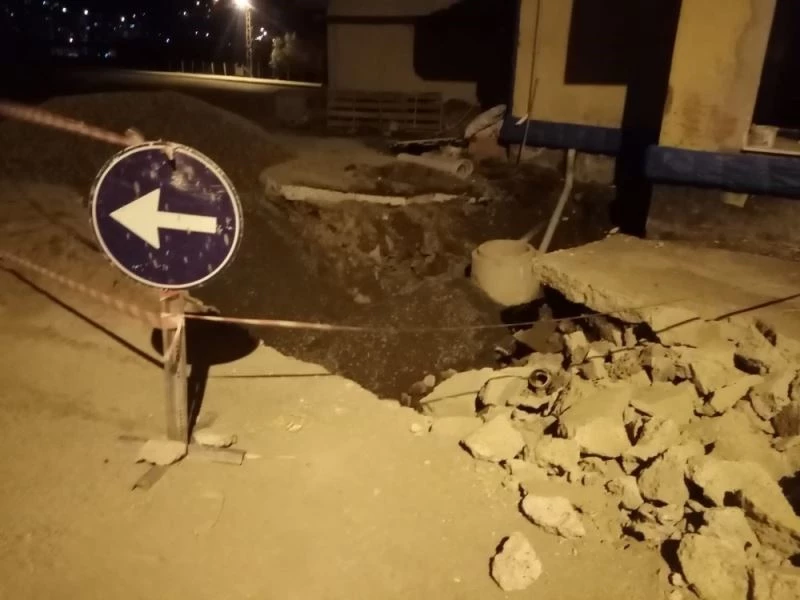 Su şebekesini onarmak için girdiği çukur mezarı oldu
