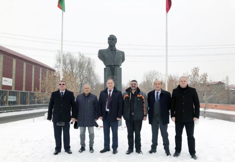 ASİMDER’den Aliyev’in anıtına ziyaret
