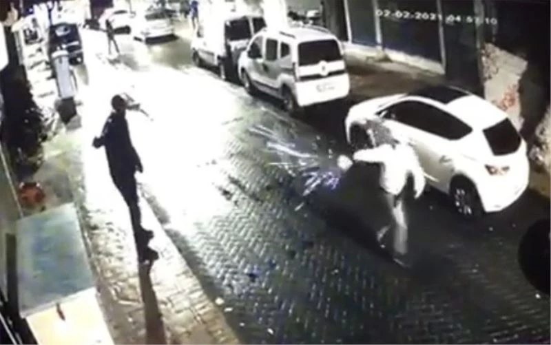 (Özel) Beyoğlu’nda işyerinin kurşun yağmuruna tutulduğu anlar kamerada
